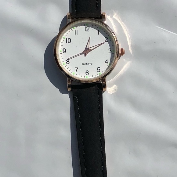 Black and White Quartz Watch - Picture 1 of 2
